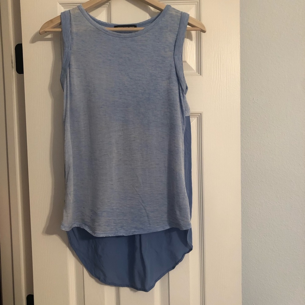 🦋 Cute Tank! Blue crew neck soft color block